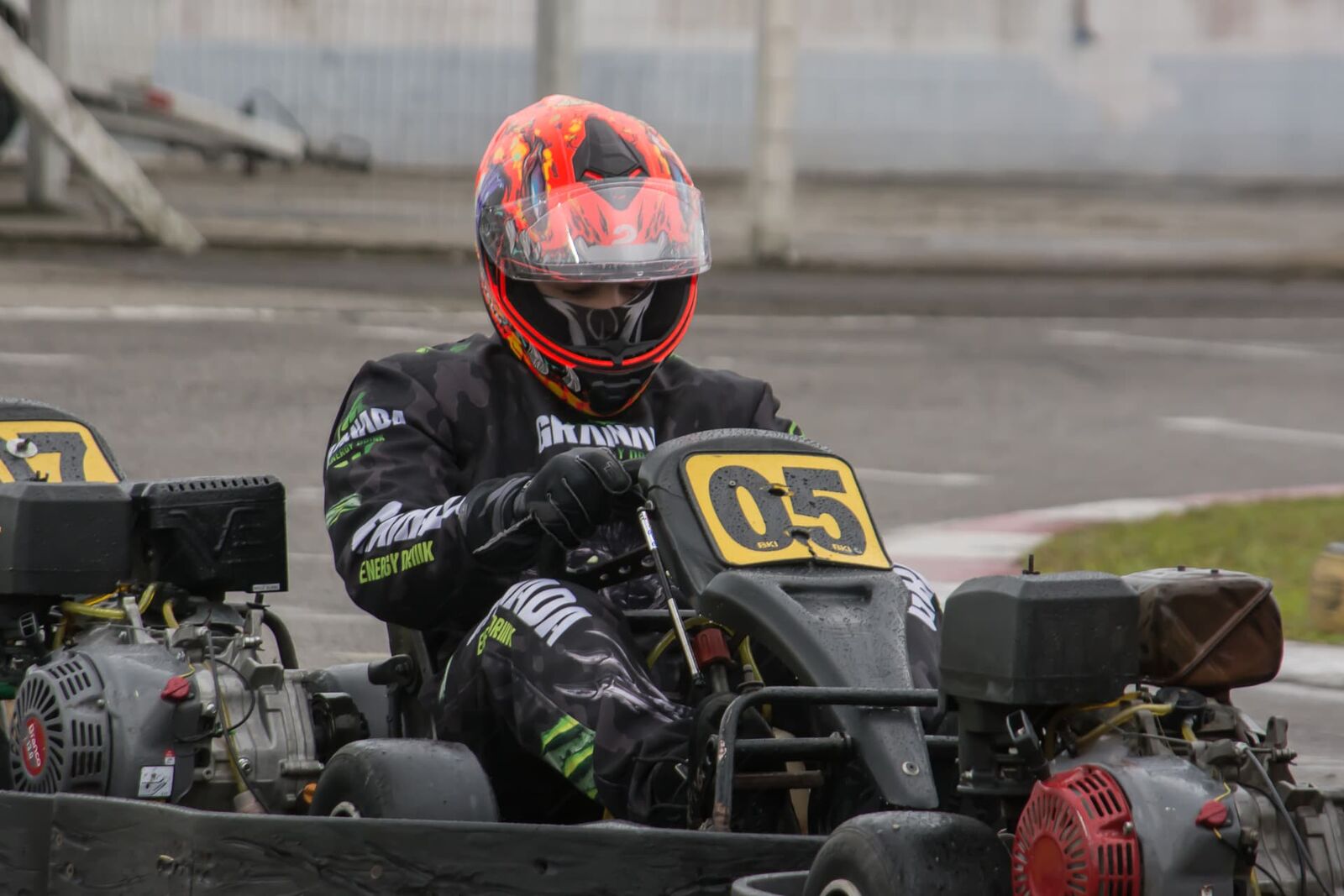 Lobão pilotando o kart 05 com macacão Granada